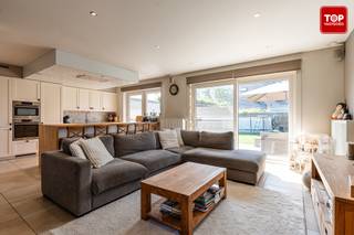 <p>In het hart van Wondelgem, op een rustige en kindvriendelijke locatie, staat deze kwalitatieve halfopen woning die in 2012 werd opgeleverd door Durabrik. Met een bewoonbare oppervlakte van 183 m² op een perceel van 381 m², zonnepanelen en een vaste trap naar de zolder biedt dit pand alles wat een moderne gezinswoning nodig heeft.</p>
<p>De indeling is als volgt:</p>
<p>Op het gelijkvloers vindt u een ruime inkomhal, een lichte leefruimte, een keuken, een bureauruimte, een apart toilet en een praktische berging. Daarnaast is er een ruime garage aanwezig, voorzien van een sectionale poort. Vanuit de leefruimte heeft u directe toegang tot de aangenaam aangelegde tuin, die dankzij haar zuidelijke oriëntatie volop van de zon geniet en voorzien is van een praktisch tuinhuis.</p>
<p>Op de eerste verdieping zijn er drie ruime slaapkamers en een volwaardige badkamer. Via de vaste trap — aangelegd in 2021 — bereikt u de bewoonbare zolder, die een uitstekende extra ruimte biedt als vierde slaapkamer, speelkamer of hobbyruimte.</p>
<p>Troeven:</p>
<ul>
<li>Kwalitatieve nieuwbouw (Durabrik, 2012)</li>
<li>Zonnepanelen (5,6 kWp) + Batterij</li>
<li>Regenput (aangesloten op wc en wasmachine)</li>
<li>Centrale verwarming op gas (condensatieketel)</li>
<li>Ventilatiesysteem</li>
<li>Polyvacuüm</li>
<li>Dubbele beglazing met rolluiken</li>
<li>Geïsoleerd dak</li>
<li>Conforme elektriciteitsinstallatie</li>
<li>Garage + ruime tuin</li>
</ul>
<p><br />Wondelgem combineert de rust van een groene deelgemeente met een uitstekende bereikbaarheid richting Gent centrum. Winkels, scholen en openbaar vervoer bevinden zich op wandelafstand.</p>
<p><br />Beschikbaarheid bespreekbaar.<br /><br />Contacteer Top Vastgoed voor een bezoek op 0475 700 700.</p>