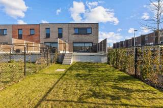 Kwalitatieve energiezuinige (zonnepanelen) NIEUWBOUW met 3 SLK, 2 ondergrondse parkings en omheinde TUIN. Goedgelegen in een afgesloten domein met aangelegd park, nabij het station. INDELING: 2 ondergrondse parkings, berging, grote lichtrijke leefruimte met open geïnstalleerde keuken, 3 slaapkamers, badkamer, aangelegd terras en omheinde TUIN. TROEVEN: direct beschikbaar, voorzien van zonnepanelen, centrale verwarming op aardgas, aangename ruimtes, conforme elektr.. Bezoek na afspraak met IMMO BEGUIN: info@immobeguin.be