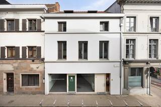 Maison de commerce composée d'un espace commercial pratique au rez-de-chaussée et d'un charmant appartement aux étages supérieurs.