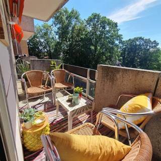 Ben je op zoek naar een heel bijzonder appartement, iets met een ziel? En wil je daarenboven graag in een mooi parkdomein aan de stadsrand wonen, met zicht op de vijver en groen? Dan ben je hier aan het juiste adres. Dit sfeervolle appartement is werkelijk een juweeltje. Het werd ingericht met stijlvolle, duurzame materialen, zoals parketvloeren, een prachtige houten keuken met gebrand granieten blad en zelliges, retro stijl radiatoren, een prachtige boog met gesculpteerde wijnrank in arduin in de inkomhal, klassevolle houten deuren enz. De woonkamer is ruim en licht en geniet van veel natuurlijke lichtinval (zuidgericht). Deze vormt samen met de open keuken een mooi en ruim geheel. De badkamer is een oord van ontspanning met het bubbelbad en de prachtige retrokraan. Er zijn 2 slaapkamers op parketvloer.Wasplaats met plaats voor wasmachine en droogkast.De wijnkast in de inkomhal is een mooie extra voor de echte levensgenieter! Beneden een gemeenschappelijke fietsenberging (2x) en een privé berging. Vanuit heel het appartement kijk je uit op de natuur. Toch zit je overal dichtbij: winkelpark met Lidl, Action, Gamma, bakker, slager, Aldi, een Colruyt en een Delhaize. Een broodjeszaak, een brasserie en bushaltes (Antwerpen) zijn op wandelafstand. Vlotte bereikbaarheid naar oprit E 34 Antwerpen - Eindhoven. Er is wandelgelegenheid genoeg in de naburige bossen en langs het kanaal. Extra gratis parkeergelegenheid op het domein. Zeer gunstig EPC - label B (105!!, bijna een A-label!) - Elektriciteit conform. Maak snel jouw afspraak voor dit unieke appartement!