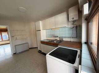 <p><span>HOB met zonnige tuin en garage.</span></p><p><span>Indeling: inkomhal, apart toilet, ruime leefruimte, keuken met lichtrijke veranda, badkamer met lavabo en inloopdouche, berging.</span></p><p><span>Op de eerste verdieping zijn er drie slaapkamers waarvan een heel ruime kamer. </span></p><p><span>Garage (voorziening voor wasmachine) met zolderruimte.</span></p><p><span>Zonnige tuin met terras. </span></p><p><span>Momenteel hoge EPC waarde maar zal door luchtwarmte verwarming naar een label C gaan vanaf januari.</span></p><p><span>Bezoek na afspraak met Anouk van Pattymo <span>anouk@pattymo.be</span></span><span> 0476635628</span></p>