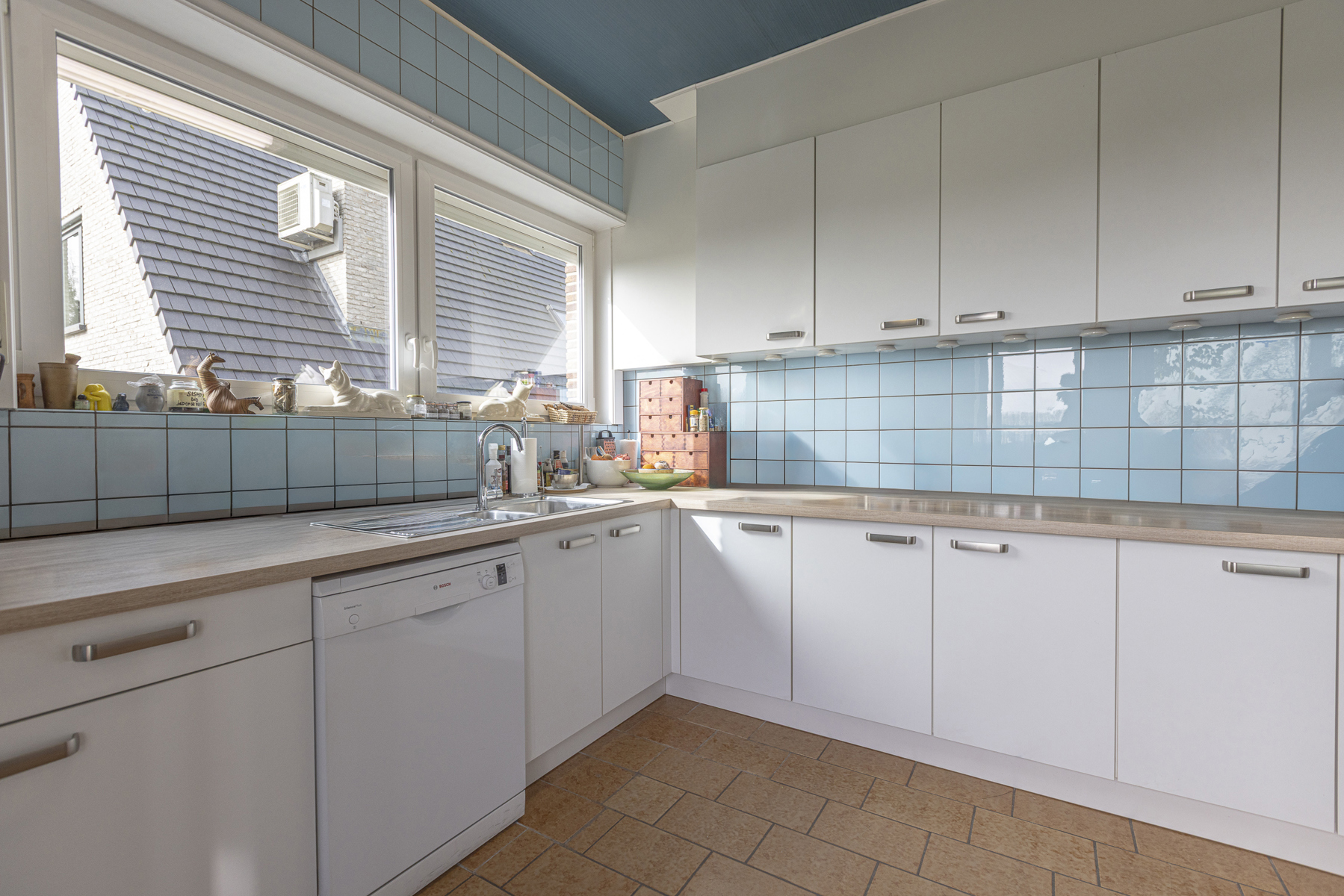 Ruime woning met 3 slaapkamers, grote garage en uitzicht. - foto 4