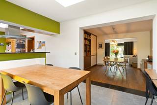 Immo Pické biedt U deze uiterst rustig gelegen en perfect onderhouden woning aan gelegen in een residentiële omgeving omgeven door weilanden en natuurgebied. Hier kan je dan ook genieten van een leuke avondwandeling in de velden, een uitdagende fietstocht door de kleine veldweggetjes, ... .<br />We betreden deze instapklare woning via een ruime inkomhal (met gastentoilet) die uitgeeft op een ruime en lichtrijke woonkamer met aansluitende eetkamer. Naast de eetkamer bevindt zich een volledig geïnstalleerde keuken met ontbijthoek die naadloos aansluit bij het zeer ruim terras en de prachtige tuin. Ruime nieuwe garage met wasplaats aanwezig. Voor de garage bevinden zich nog twee open autostaanplaatsen.<br />Op de eerste verdieping bevinden zich 3 ruime slaapkamers (15m² - 14m² en 13m²) en een volledig ingerichte badkamer. <br />Aanwezigheid van een inrichtbare zolder bereikbaar met een vaste trap.<br />Deze instapklare woning wordt omgeven door een prachtige aangelegde tuin met 2 terrassen (ruim terras aan de eetkamer met een prachtig aansluitend overdekt terras achter de ruime vernieuwde garage). Alle aansluitingen zijn aanwezig voor het plaatsen van een jacuzzi om zo nog meer te kunnen genieten van de rust en de tuin.<br />Bijkomende informatie: EPC D (geen renovatieverplichting), centrale verwarming op gas 2017, vernieuwde dubbele beglazing 2015-2021, conforme elektrische installatie tot 2038, regenwaterput aanwezig,....