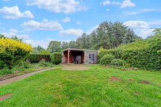 <p>Te koop: ruime open bebouwing in Broekstraat, Molenstede (Diest), gelegen in een residentiële woonkern met groene omgeving en vlotte verbinding naar invalswegen.</p><p><br /></p><p>Bekijk de woning hier alvast volledig virtueel zowel binnen als buiten.</p><p><br /></p><p>Deze woning uit 1981 biedt een praktische indeling met vier slaapkamers en een gezellige woonkamer met kachel. De ligging combineert rust en bereikbaarheid: op korte afstand van het centrum, omringd door natuur en toch snel op de hoofdwegen. De garage en kelderruimtes zorgen voor extra opslag en gebruiksgemak, terwijl de tuin een compacte buitenruimte biedt.</p><p><br /></p><p>Belangrijkste ruimtes:</p><p>• Woonkamer met kachel en toegang tot de tuin</p><p>• Keuken met ontbijthoek, vaatwasser, koelkast, kookplaat, oven en microgolfoven</p><p>• Badkamer met douche, ligbad en dubbele wastafel in meubel</p><p>• Vier slaapkamers en een aparte dressing</p><p>• Garage en meerdere kelderruimtes</p><p><br /></p><p>Troeven:</p><p>• Rustige, groene ligging in residentiële woonkern</p><p>• Vlotte verbinding naar invalswegen</p><p>• Praktische indeling met veel bergruimte</p><p><br /></p><p>Neem vandaag nog contact op met je ERA-makelaar voor een bezoek.</p><p><br /></p><p>JOUW DROOMHUIS. ZO GEVONDEN!</p>