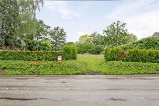 Perceel grond van 12a 40ca geschikt voor het realiseren van een open bebouwing met volgende eigenschappen:` bouwdiepte op het gelijkvloers maximaal...