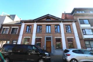 Bent u op zoek naar een charmant duplex appartement met 1 slaapkamer en gezellige tuin, achteraan het gebouw? 
Lees en kijk dan snel even verder!<br />Dit appartement is ideaal gelegen, in het centrum van Haasdonk. Scholen, winkels en het openbaar vervoer zijn vlakbij. Dit appartement is gelegen, achteraan het gebouw (een achterbouw) waardoor er enorm veel privacy is. Dit appartement heeft een gezellig tuintje, achteraan het appartement. Dit appartement heeft een EPC-waarde met label C. <br />Indeling: 
inkomhal met gastentoilet én trap naar boven. Lichtrijke leefruimte met open keuken. De keuken is geïnstalleerd met kasten en toestellen. Kelder met aansluiting voor het wasmachine en de droogkast (wordt gebruikt als bergruimte). Op de bovenverdieping is er één slaapkamer aanwezig met aansluitend een badkamer, die voorzien is van een douche en een lavabomeubel. <br />Dit appartement is vrij vanaf 1 juni 2026. 
De gemeenschappelijke kosten zijn inbegrepen in de huurprijs. 