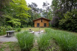 <p><span>Chalet met bew. opp. van 100 m² met 3 slaapkamers op 3.759 m² in gebied voor verblijfsrecreatie.</span><span> </span></p><p><span> </span></p><p><span>GEEN PERMANENTE BEWONING TOEGESTAAN. </span></p><p><span> </span></p><p><span>Gelijkvloers</span><span>: </span></p><p><span>Inkomhal van 4 m². </span></p><p><span>Woonkamer van 28 m² op keramische tegel. </span></p><p><span>Open keuken van 7 m² op keramische tegel met: </span></p><p><span>-keramische kookplaat </span></p><p><span>-dampkap </span></p><p><span>-warme luchtoven </span></p><p><span>-enkele spoelbak </span></p><p><span>-koelkast </span></p><p><span>-diepvries </span></p><p><span>Slaapkamer van 11 m² op keramische tegel. </span></p><p><span>Badkamer van 5 m² op keramische tegel en volledig betegeld met: </span></p><p><span>-(douche in) ligbad </span></p><p><span>-enkele lavabo </span></p><p><span>-toilet </span></p><p><span>-sierradiator als handdoekdroger </span></p><p><span> </span></p><p><span>1ste verdieping</span><span>: </span></p><p><span>Nachthal. </span></p><p><span>2 slaapkamers, beide van 24 m² op houten vloer hebben opbergruimtes in de schuine kanten. </span></p><p><span> </span></p><p><span>In de tuin zijn er 2 terrassen: </span></p><p><span>-Terras 1 van 10 m²  is aan de chalet. </span></p><p><span>-Terras 2 van 30 m² is dieper in de tuin. </span></p><p><span>Petanquebaan. </span></p><p><span>Houten tuinhuis van 20 m². </span></p><p><span> </span></p><p><span>BIJZONDERHEDEN: </span></p><p><span>Mogelijkheid tot overname van de meubels en sauna. </span></p><p><span>De centrale verwarming is op propaangas met een tank van 500 liter voorzien. </span></p><p><span>Als bijverwarming is er een houtkachel in de woonkamer. </span></p><p><span> </span></p><p><span>Stedenbouwkundige inlichtingen: vergunning aanwezig, geen verkavelingsvergunning, geen voorkooprecht, geen maatschappelijke herstelmaatregel opgelegd en gebied voor verblijfsrecreatie. </span></p><p><span> </span></p>