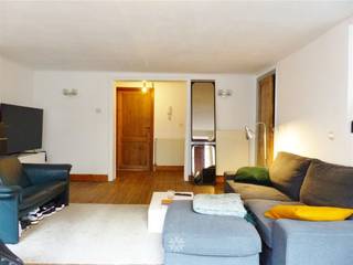 <p><span>GENT - Vlaanderenstraat 81A: Ben je op zoek naar een</span><span> charmant één slaapkamer appartement te huur in centrum Gent? </span><span>Dan is dit pand mogelijk iets voor jou.</span></p><p><span> </span></p><p><span>De belangrijkste troeven op een rij:</span></p><ul><li><span>Gelegen in een hippe buurt in het historisch deel van de stad</span></li><li><span>Vlotte bereikbaarheid met openbaar vervoer, per fiets of te voet</span></li><li><span>Lichtrijke ruimtes</span></li><li><span>Geen gemeenschappelijke kosten</span></li></ul><p><span> </span></p><p><span>Indeling:</span></p><p><span>Inkomhal, leef- en eetruimte met open keuken (kookplaat, dampkap, oven en koelkast), slaapkamer, badkamer uitgerust met douche, lavabomeubel en toilet.</span></p><p><span> </span></p><p><span>Belangrijke info:</span></p><p><span>Beschikbaar vanaf 01/08/2026. Domicilie verplicht.</span></p><p><span>Huurprijs: € 795 EURO/maand. EGW (elektriciteit, gas en water) afzonderlijk af te rekenen. </span></p><p><span> </span></p><p><span>Interesse in dit leuk appartement? Vraag dan snel een bezoek aan via onze website!</span></p>