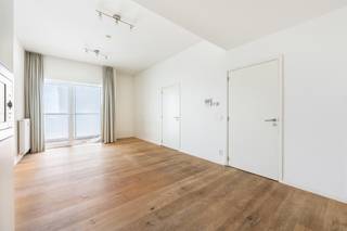 <span><span>Quares - TREVI Groep presenteert:<br />Indeling:<br /></span></span>
<p>Dit lichtrijke éénslaapkamerappartement bevindt zich op de 15de verdieping van een residentie met 20 verdiepingen en biedt een bewoonbare oppervlakte van 59 m². Dankzij de hoge ligging geniet u van een aangenaam open uitzicht en een overvloed aan natuurlijke lichtinval. Het gebouw/appartement is toegankelijk voor mindervaliden en beschikt over een functionele indeling met een leefruimte, een aparte slaapkamer, een badkamer, een keuken en wasruimte/bergruimte. Vanuit de leefruimte heeft u toegang tot het terras van 10 m², waar u in alle rust kunt genieten van de buitenruimte. De parketvloer zorgt voor een warme en tijdloze uitstraling. Verder scoort het appartement uitstekend op vlak van energiezuinigheid met een EPC-label A en is de elektriciteitsinstallatie conform de huidige regelgeving. Het pand bevindt zich in een verzorgde residentie en biedt een uitstekende basis om op te frissen. <strong>Een autostaanplaats dient verplicht mee aangekocht te worden aan € 25.000.</strong> Aparte kelderberging en fietsenstalling aanwezig.</p>
<p></p>
<p><span>Omgeving:</span></p>
<p>Het appartement geniet van een gunstige ligging met een vlotte bereikbaarheid en alle dagelijkse voorzieningen binnen handbereik. Winkels, supermarkten, openbaar vervoer, scholen en recreatiemogelijkheden bevinden zich in de nabije omgeving, wat zorgt voor een comfortabel en praktisch wooncomfort. Dankzij de centrale ligging combineert u het gemak van stedelijke voorzieningen met een aangename woonomgeving. Bovendien biedt de hogere verdieping een gevoel van rust en privacy, terwijl u toch dicht bij alle faciliteiten bent die het dagelijks leven aangenaam maken.</p>