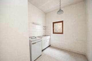 <div>
<div>
<div>
<div>
<p>Située dans la très animée Reyndersstraat, cette charmante maison de ville séduit par son caractère authentique et ses nombreuses possibilités d’aménagement.<span></span></p>
<p>La façade typiquement anversoise attire immédiatement l’attention, tandis que l’intérieur a conservé plusieurs éléments d’origine, notamment <strong>des plafonds à poutres en bois, des murs en briques apparentes, des menuiseries en bois d’origine et des planchers en bois authentiques</strong>.</p>
<p>Grâce à ses différents niveaux, le bien peut être aménagé et réorganisé selon vos besoins et vos envies.</p>
<p>La combinaison de <strong>son emplacement central, de son architecture pleine de caractère et de son potentiel de rénovation</strong> en fait une opportunité intéressante pour ceux qui recherchent un bien avec cachet et potentiel.</p>
</div>
</div>
</div>
</div>
<div></div>
<div></div>
<p></p>