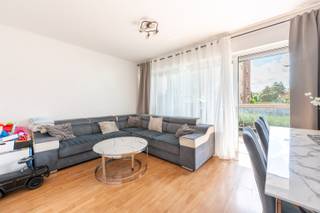 <p>Dit gelijkvloerse hoekappartement is gelegen in een goed onderhouden gebouw, rustig en afgezonderd van de straat. Het appartementsgebouw bevindt zich op een eigen terrein met een aangename gemeenschappelijke tuin.<br />Het appartement beschikt over twee slaapkamers en een praktische indeling. Het is goed onderhouden, maar is op bepaalde punten aan vernieuwing toe. Momenteel is het appartement verhuurd.<br />De residentie wordt goed beheerd en onderhouden. Een bijkomend voordeel is dat zowel de verwarming als het warm water inbegrepen zijn in de gemeenschappelijke kosten.<br />Bij het appartement hoort een privatieve staanplaats, die verplicht mee aan te kopen is voor €15.000.<br />Een interessante opportuniteit voor wie op zoek is naar een rustig gelegen appartement met twee slaapkamers, een groene omgeving en mogelijkheden om het naar eigen smaak te vernieuwen, of voor investeerders die op zoek zijn naar een verhuurd pand.<br />Troeven:<br />- Gelijkvloers hoekappartement<br />- Twee slaapkamers<br />- Rustig gelegen op een afgezonderd eigen terrein<br />- Gemeenschappelijke tuin<br />- Goed onderhouden en beheerde residentie<br />- Rustige en groene woonomgeving<br />Neem snel contact op voor meer informatie of een bezoek ter plaatse.<br />📞 +32 489 55 79 90<br />📧 immo@fidimco.be</p>