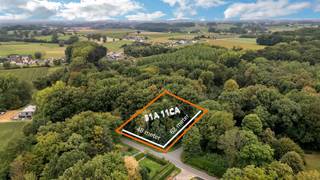 <p><strong>Pour plus d’informations, appelez le 02/884.23.23</strong></p>
<p>Terrain à bâtir pour une villa <strong>4 façades</strong>, situé dans la <strong>Drève du Corps de Garde (Wachthuisdreef)</strong>, à deux pas du magnifique <strong>Bois de Strihoux</strong>.</p>
<p>La parcelle présente une superficie exceptionnelle de <strong>31a 11ca</strong>, avec une largeur de <strong>48 m</strong> et une profondeur de <strong>62 m</strong>. Le règlement urbanistique offre de nombreuses possibilités de construction (consultable via <strong>topo-immo.be</strong>).</p>
<p>Idéalement situé à l’entrée du quartier résidentiel de villas et entièrement entouré de verdure, ce terrain garantit un cadre de vie <strong>calme et verdoyant</strong>.</p>
<p>Dans un rayon de 5 km, vous trouverez toutes les commodités : écoles, le centre d’Enghien avec ses commerces, ainsi que l’accès direct à l’autoroute <strong>E429</strong>.</p>