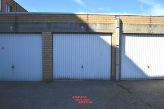 In de Klaverstraat, net aan de ring van Brugge en de verbindingstraat tussen de Sint-Jorisstraat en de Ezelstraat vinden we deze garagebox terug.<br />Deze ligt in een garagecomplex ter hoogte van huisnummer 41. De garagebox is voldoende ruim en voorzien van een kantelpoort en verlichting.