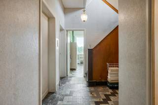 Zoek je een woning met ziel, ruimte én een rustige ligging? Deze verrassend ruime halfopen bebouwing uit 1930 heeft een modernistische bouwstijl en is rustig gelegen op het einde van een doodlopende straat.<br /><br />De ligging van dit pand is een absolute troef: gesitueerd op het einde van een doodlopende straat, geniet je hier van privacy en een kindvriendelijke omgeving. <br />Vanuit de woning en de tuin kijk je direct uit op de naastgelegen weide, wat zorgt voor een vrij gevoel. <br />De grote, zongerichte tuin is dé blikvanger voor wie houdt van buitenleven, tuinieren of ontspannen in de zon.<br /><br />Het pand beschikt over een goede, solide bouwconstructie, wat de perfecte basis vormt voor een totaalrenovatie naar eigen smaak en eigentijds comfort. Een aantal zaken zijn reeds aangepakt:<br />* Her en der is er al dubbele beglazing aanwezig.<br />* De dakoversteken en het platform van de berging werden vernieuwd.<br /><br />Bestaande uit:<br />Gelijkvloers: <br />Inkomhal, living, keuken, ruime berging/wasplaats, toilet<br /><br />Tussenverdiep: slaapkamer (of ideale ruimte voor een bureau/hobbykamer).<br /><br />Verdiep +1: 3 slaapkamers.<br /><br />Zolder: extra bergruimte of uitbreidingsmogelijkheden.<br /><br />Laat je inspireren door de karaktervolle architectuur en de aangename locatie, en maak van dit huis te koop jouw droomthuis in het landelijke Abele!<br /><br />Interesse of wenst u een bezoek in te plannen? Neem gerust contact met ons op.<br /><br />Dit pand is onderworpen aan de renovatieverplichting van de Vlaamse overheid voor residentiële gebouwen (behoudens bij sloop binnen 5 jaar na de aankoop). Consulteer voor meer informatie de website van het Vlaams Energie- en Klimaatagentschap via https://www.vlaanderen.be/een-woning-kopen/renovatieverplichting-voor-residentiele-gebouwen<br /><br />Bestuursmaatregelen in het maatregelenregister: in aanvraag