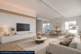 Op de eerste verdieping van een kleinschalige residentie met slechts drie appartementen bevindt zich dit prachtig gerenoveerde en...