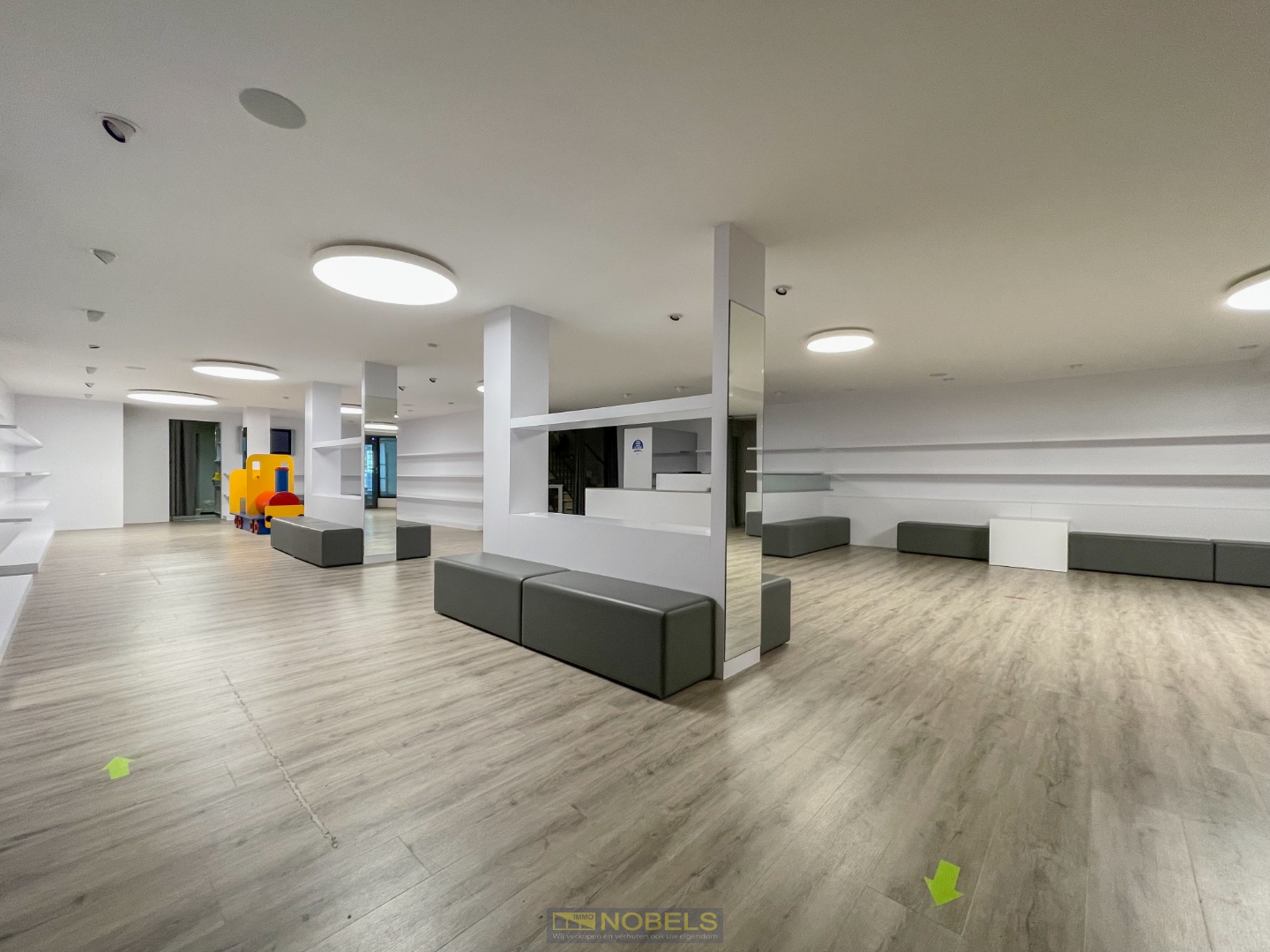 Te koop, veelzijdige eigendom met handelspand en 2 appartementen te centrum Zottegem - foto 3