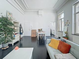 Dit instapklaar appartement in het bruisende centrum van Kortrijk is de ideale plek voor wie op zoek is naar een comfortabele woonst met alle voorzieningen binnen handbereik.<br /><br />De indeling van dit appartement is als volgt:<br />- ruime leefruimte met veel natuurlijke lichtinval<br />- open keuken<br />- slaapkamer<br />- badkamer voorzien van douche, lavabo en wasmachine-aansluiting<br />- praktische berging<br />- extra kelderberging (privé)<br /><br />Algemeen: <br />- geen extra kosten <br />- centrale ligging<br />- stijlvol en karaktervol appartement<br />- hoekappartement<br /><br />Interesse? Vraag snel een bezoek aan via www.dewaele.com!