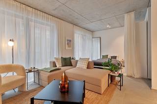 <p>Nieuwbouw studio in Antwerpen</p><p>*ZONDER meubels*</p><p>Bent u op zoek naar de perfecte plek om te wonen in Antwerpen? Zoek niet verder!</p><p>Met een totale oppervlakte van 50m² is deze studio zeer functioneel ingericht. De leefruimte bestaat uit een zitgedeelte, eetgedeelte en het slaapgedeelte. Ook de open keuken met ingemaakte kasten en bijhorende toestellen zal je aangenaam verrassen.</p><p>De studio beschikt over een toilet, badkamer met inloopdouche, spoelbak en aparte ruimte voor een wasmachine/droogkast.</p><p><br />Troeven:<br />·Vloerverwarming<br />·Zonnepanelen<br />·Fietsenbergingen<br />·Autostaanplaats/berging (€90/€30)</p><p>Kosten 130 € (gemeenschappelijke kosten, verwarming, warm water, verzekering tegen verhaal en beheerskosten).</p><p>Ons project ligt in het hart van Antwerpen, waardoor u toegang heeft tot alle voorzieningen, winkels, restaurants, scholen, openbaar vervoer,....</p><p>Voor meer informatie en prijzen, neem contact met ons info@reant.be.</p><br />