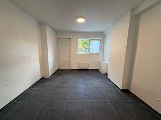 LEDE - Gerenoveerde woning met tuintje in de dorpskern.<br /><br />Inschrijven voor het geplande bezoekmoment kan via onze website => www.immoderas.be/afspraak-instructies<br /><br />Deze gerenoveerde woning bevindt zich op wandelafstand van het station. Verschillende winkels en scholen zijn in de directe omgeving.<br />De E40 bereikt u binnen de 10 min.<br /><br />De woning omvat een leefruimte, geïnstalleerde keuken (vaatwasser, oven, koelkast, keramische kookplaat, badkamer (douche, toilet, wastafel), 4 grote slaapkamers en één kinderkamer. Verder beschikt de woning over een gezellig terras met grastuintje.