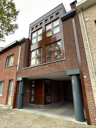 Deze bel-étagewoning is gelegen in een rustige straat, op korte afstand van het centrum, scholen, groen en openbaar vervoer.De woning beschikt over...