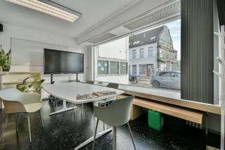 Handelspand te huur in hartje Oudenburg van +/- 130 m². Dit pand heeft een zeer gunstige ligging en is ideaal geschikt voor zowel kantoor-...