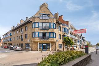 Dit appartement is gelegen op de bovenste verdieping op de hoek van de Holstraat met de Guido Gezellestraat.<br />Het biedt met zijn 246 m² het comfort van een huis zonder veel onderhoud. Bovendien is het midden in het centrum van Waregem gelegen.<br /><br />Indeling:<br />Via de inkomhal bereiken we de living en eetkamer met toegang tot een ruim terras, aansluitend een grote leefkeuken met eetkamer.<br />Naastliggend hebben we een grote berging en een eerste slaapkamer.<br />Op het verdiep bevinden zich 2 ruime slaapkamers met dressing en een berging.<br /><br />In de kelder heeft elk appartement een ruime berging van 2.5 / 4 m.<br /><br />Op het gelijkvloers kan er een parkeerplaats bijgekocht worden.<br /><br />Heeft u interesse neem dan vandaag nog contact op met ons kantoor.