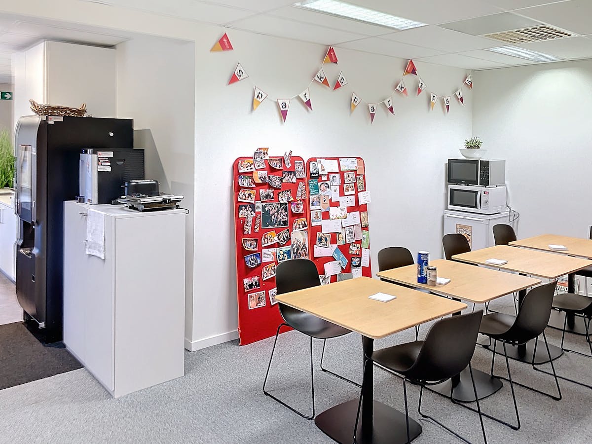 Verhuurd kantoor van 667m² met 23 parkings - foto 2