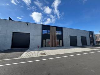 Unité PME située au centre, à deux pas de l'entrée et de la sortie de l'E40 à Oudenburg.Caractéristiques :- Unité PME (entrepôt avec section...