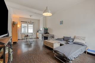 De woning is gelegen te Bissegem, met een vlotte verbinding naar het centrum van Kortrijk, Bissegem plaats en de belangrijke invalswegen. Daarnaast bevindt de woning zich op een boogscheut van het sportcentrum Ter Biezen, de Leie, diverse horecazaken, winkels en supermarkten. Daarnaast zijn scholen en crèches vlakbij, wat dit huis bijzonder aantrekkelijk maakt als starterswoning of investering. INDELING: Gelijkvloerse verdieping: - inkomhal met toegang tot de leefruimte - aangename woonkamer met veel raampartijen - aanpalende keuken met zicht op de stadstuin- badkamer uitgerust met lavabo, toilet en bad/douche- kelder Eerste verdiep: - 2 slaapkamers - ruime zolderruimte te bereiken met vaste trap (mogelijkheden tot extra kamers) Troeven van deze woning: - uitstekende structuur - dak werd volledig geïsoleerd- voorzien van nieuwe ramen (pvc - 2023) - conforme elektrische keuring - reeds een condenserende ketel - op wandelafstand van het station - conformiteitsattest ter beschikking Deze AI-visualisaties zijn bedoeld als inspiratie. Er werd geen rekening gehouden met technische specificaties, stedenbouwkundige voorschriften of de concrete mogelijkheden tot realisatie.Bekijk zeker ook de stadsvernieuwing "Bissegem Plage" via onderstaande link: https://www.kortrijk.be/bissegem-plageWenst u meer info over deze woning of een bezoek ter plaatse? Contacteer Alissia Dewitte (0472 18 64 21 - alissia.dewitte@dewaele.com) of Yoshi Vandeginste (0474 49 50 38 - yoshi.vandeginste@dewaele.com)Bestuursmaatregelen in het maatregelenregister: nee