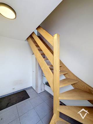 Dit instapklaar appartement te Roeselare bestaat uit: Inkomhal - keuken - woonkamer - berging - 2 terrassen - badkamer - afzonderlijk toilet - 2 slaapkamers - afgewerkte zolder - tuin - garage.<br /><br />De handelszaak wordt niet mee verhuurd, dit is enkel het appartement met de tuin.<br /><br />EPC: C, prijs €795 per maand ( er zijn geen syndic kosten)<br /><br />Bij interesse, gelieve enkel en alleen te reageren via het contactformulier. Wij contacteren u terug van zodra een bezoek mogelijk is.