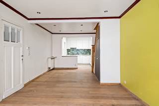 Deze charmante woning (bouwjaar vóór 1850) is gelegen aan de Generaal Eisenhowerlei in Borgerhout, een bijzonder gegeerde buurt waar authentieke woningen en een hippe stadsomgeving hand in hand gaan. U woont hier op wandelafstand van winkels, scholen, openbaar vervoer en belangrijke invalswegen, maar vooral ook vlakbij gezellige koffiebars, leuke eetadresjes en creatieve hotspots die Borgerhout de laatste jaren zo populair maken. Ideaal voor wie houdt van stadsleven met karakter!<br /><br />U betreedt de woning via de inkomhal met een handige berging. Aansluitend komt u in de gezellige leefruimte met open, lichtrijke keuken, waar de lichtkoepel zorgt voor een aangenaam ruimtelijk gevoel en veel natuurlijke lichtinval.<br /><br />De keuken (2015) is uitgerust met 4-pits gasvuur, oven, vaatwasser, koelkast en diepvries.<br />Naast de keuken bevindt zich de badkamer (deels te renoveren), voorzien van toilet, lavabo in meubel, aansluiting voor wasmachine en aansluiting voor douche of bad.<br /><br />Op de eerste verdieping bevinden zich nog 2 slaapkamers van ca. 14 m² en 8,5 m².<br /><br />Troeven<br />+ Dak geïsoleerd (2019)<br />+ Keuken vernieuwd (2015)<br />+ 2 slaapkamers<br />+ Charmante woning met karakter (bouwjaar vóór 1850)<br />+ Hippe, levendige buurt met koffiebars en hotspots<br />+ Alles op wandelafstand (winkels, OV, etc.)<br /><br />Heeft u interesse in deze charmante woning? Neem contact op met VB Vastgoed via 03 337 50 70 of info@vbvastgoed.be.<br /> 