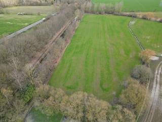 ! IN OPTIE - COMPROMIS IN OPMAAK !Perceel landbouwgrond met een regelmatige vorm en een oppervlakte van ± 61a 05ca. Het akkerland maakt deel uit van...