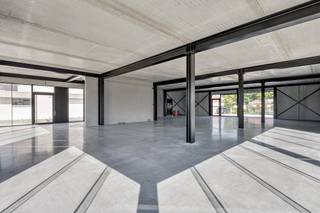 Uitzonderlijk modern en stijlvol nieuwbouw kantoor/showroom met een oppervlakte van 390 m² te huur. Uitstekend gelegen langs én met fenomenale visibiliteit van de N60 met onmiddellijke verbinding naar de E17. De mooie glaspartijen benadrukken de moderne en open uitstraling van de ruimte met een overvloed aan natuurlijk lichtinval. Het gebouw bied nog een mogelijkheid om op de eerste verdieping extra ruimte bij te huren. De ruimtes worden casco opgeleverd. <br />De ruimtes worden nog van volgende afwerking voorzien: sanitair, verwarming, koeling, ventilatie, volledig uitgeruste keuken, douche, parlofoon, zonnewering, systeemplafond, computervloer, ... Tevens aanwezigheid van veel groen en ruime parkeermogelijkheden. Beschikbaar eind 2025. 