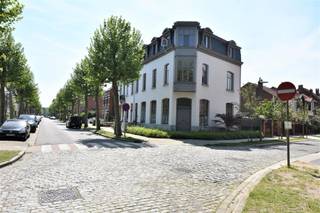 <h1>Verzorgd gelijkvloers appartement met 2 slaapkamers in het gegeerde Mariaburg</h1>
<p>In een rustige straat te Mariaburg bevindt zich dit verzorgd gelijkvloers appartement in een kleinschalig gebouw. Dankzij de lichtrijke leefruimte, twee volwaardige slaapkamers en de gunstige ligging nabij winkels, openbaar vervoer en verbindingswegen richting Antwerpen, vormt dit appartement een aangename woonopportuniteit.</p>
<p>Bovendien zijn de gemeenschappelijke kosten reeds inbegrepen in de huurprijs.</p>
<h3>Indeling</h3>
<p><strong>Gelijkvloers</strong></p>
<ul>
<li>Inkomhal met afzonderlijk toilet.</li>
<li>Lichtrijke leefruimte van ca. 32 m².</li>
<li>Open keuken van ca. 10 m², voorzien van keramische kookplaat, combi-oven, koelkast, vaatwasser en diepvriezer.</li>
<li>Hoofdslaapkamer van ca. 10 m² .</li>
<li>Tweede slaapkamer van ca. 9 m²</li>
<li>Badkamer voorzien van ligbad, inloopdouche en dubbele lavabo.</li>
<li>Afzonderlijke wasplaats.</li>
<li>Kleine buitenruimte</li>
</ul>
<h3>Bijzonderheden</h3>
<ul>
<li>Laminaatvloeren.</li>
<li>Aluminium schrijnwerk met dubbele beglazing.</li>
<li>Centrale verwarming op gas.</li>
<li>Veel natuurlijke lichtinval.</li>
<li>Rustige ligging nabij winkels en openbaar vervoer.</li>
<li>Gemeenschappelijke kosten inbegrepen in de huurprijs.</li>
</ul>
<h3>Goed om weten</h3>
<ul>
<li>Beschikbaar vanaf 01/08/2026.</li>
<li>Type huurcontract: woninghuur lange duur.</li>
<li>Privatieve nutsvoorzieningen afzonderlijk ten laste van de huurder.</li>
<li>Waarborg: 3 maanden, te storten op een geblokkeerde rekening bij Korfine.</li>
</ul>
<p>Dit lichtrijke gelijkvloerse appartement combineert een praktische indeling met een rustige en centrale ligging in het gegeerde Mariaburg. Dankzij de inbegrepen gemeenschappelijke kosten, twee slaapkamers en de vlotte bereikbaarheid vormt dit een uitstekende huurwoning voor wie comfortabel wenst te wonen nabij Antwerpen.</p>
<p>Interesse? Contacteer ons via <strong>03 535 12 75</strong> voor meer informatie of een bezoek ter plaatse.<br /><br /><strong>BEWOONBARE OPPERVLAKTE:</strong> De vermelde bewoonbare oppervlakte is gebaseerd op de bruikbare vloeroppervlakte zoals vermeld in het EPC.</p>