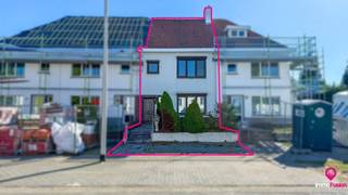 <p><span>Bij ImmoFusion 7/7 “open huis” : klik op onze 3D-TOUR.</span><br /><span>Ervaar vastgoed alsof je er zelf doorloopt!</span></p>
<p><span>Op zoek naar een ruime gezinswoning met veel lichtinval en tal van mogelijkheden? Dan is deze charmante woning zeker een bezoek waard. Met maar liefst vier volwaardige slaapkamers en een aangename leefruimte biedt deze woning alles wat een gezin nodig heeft om comfortabel te wonen. De goed onderhouden woning is rustig gelegen vlakbij winkels en openbaar vervoer. </span></p>
<p><span>Bij het betreden van de woning kom je terecht in de inkomhal die rechtstreeks toegang geeft tot de ruime leefruimte. Dankzij de grote raampartijen geniet de woonkamer van een aan natuurlijk licht. De aanwezige open haard vormt bovendien een gezellige meerwaarde.</span></p>
<p><span>Aansluitend bereik je de keuken, die geniet van een mooi zicht op de tuin. Naast de keuken is er voldoende ruimte voorzien voor een gezellige eetplaats.</span></p>
<p><span>Op de eerste verdieping bevinden zich drie ruime slaapkamers die stuk voor stuk genieten van veel natuurlijke lichtinval. Verder vind je hier de badkamer en een afzonderlijk toilet, wat het dagelijks comfort aanzienlijk verhoogt.</span></p>
<p><span>De tweede verdieping biedt plaats aan een vierde ruime slaapkamer. Deze extra kamer kan perfect dienst doen als master bedroom, hobbyruimte, bureau of speelkamer.</span></p>
<p><span>Buiten geniet je van een aangename tuin waar je in alle rust kan ontspannen. Waar je op het gezellig terras een leuke barbecue kan organiseren.</span></p>
<p><span>Dankzij de praktische indeling, de vier ruime slaapkamers en de lichtrijke leefruimtes vormt deze woning een uitstekende opportuniteit voor gezinnen die op zoek zijn naar ruimte, comfort en potentieel.</span></p>
<p><span>Pluspunten:<br /></span>- 4 volwaardige slaapkamers<br />- Ruime en lichtrijke leefruimte<br />- Gezellige open haard<br />- Keuken met zicht op de tuin<br />- Praktische gezinswoning<br />- Veel natuurlijk licht<br />- Ruime tweede verdieping<br />- Tal van mogelijkheden<br />- Ideaal voor gezinnen<br /><br /><span>Maatregelen opgenomen in het Maatregelenregister: nee</span></p>
<p><span>Voor een bezichtiging ter plaatse of meer info, bel ons op 078/78.78.70, of kom gewoon binnen op ons kantoor, steeds welkom!</span></p>