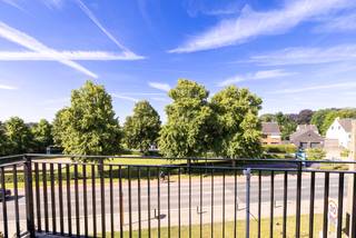 <h1>Stijlvol penthouse met 3 slaapkamers, 2 terrassen en ondergrondse staanplaats in het hart van Wechelderzande</h1>
<p>Gelegen in een recent en stijlvol residentieel gebouw met landelijke uitstraling, combineert dit appartement hedendaags wooncomfort met een hoogwaardige afwerking. Dankzij de duurzame materialen en de recente bouw voldoet het appartement aan de huidige nieuwbouwnormen en geniet het van een zeer gunstig EPC.</p>
<p>Het gebouw beschikt over een lift die toegang biedt van de kelderverdieping tot de tweede verdieping. Bovendien zijn een ondergrondse staanplaats en een volledig ingerichte berging inbegrepen in de prijs.</p>
<h3>Indeling</h3>
<p>Via de inkomhal met gastentoilet bereikt u de ruime en lichtrijke leefruimte met open keuken. Vanuit de woonkamer heeft u toegang tot een eerste aangenaam terras. Verder omvat het appartement twee volwaardige slaapkamers, een praktische berging en een stijlvolle badkamer uitgerust met een ruime inloopdouche.</p>
<p>De master bedroom beschikt over een eigen toegang tot het tweede, zonnige terras, wat zorgt voor extra privacy en wooncomfort.</p>
<h3>Extra troeven</h3>
<ul>
<li>
<p>Energiezuinig appartement met gunstig EPC</p>
</li>
<li>
<p>Recente residentie met lift</p>
</li>
<li>
<p>Ondergrondse staanplaats en ingerichte berging inbegrepen</p>
</li>
<li>
<p>Centrale ligging in Wechelderzande</p>
</li>
<li>
<p>Momenteel verhuurd en uitstekend onderhouden</p>
</li>
<li>
<p>Ideaal als investering of voor eigen bewoning</p>
</li>
</ul>
<p>Een unieke kans voor wie op zoek is naar een kwalitatief en zorgeloos appartement op een centrale locatie.</p>
<p><strong>Interesse? Contacteer Flor Vastgoed voor meer informatie of een bezoek ter plaatse.</strong></p>