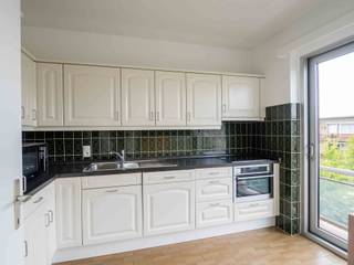 <p>Bezoek mogelijk na aanmaken huurdersprofiel: https://onid.mijnhuurprofiel.be/property/9159eee9-6387-40ab-9987-c9e087a694fb</p><p><br /></p><p>In de gegeerde Buizegemwijk in Edegem bevindt zich dit ruime appartement met twee slaapkamers. De ligging combineert het beste van twee werelden: rust en groen dankzij het nabijgelegen Park Romeinse Put, op slechts een korte wandelafstand en alle dagelijkse voorzieningen binnen handbereik. Het bruisende centrum van Edegem, met een ruim aanbod aan winkels, horecazaken en andere faciliteiten, ligt vlakbij. Een ideale locatie voor wie comfortabel wil wonen in een groene en goed bereikbare omgeving.</p>
