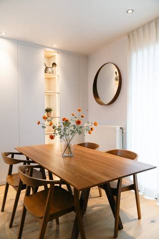 <p>Stijlvol en instapklaar appartement met ruim terras in hartje Brugge</p><p>Op zoek naar een karaktervol appartement in het centrum van Brugge? Dit instapklare appartement combineert een topligging binnen het Brugse Ei met een rustige ligging, veel lichtinval en een hoogwaardige afwerking.</p><p>De leefruimte is afgewerkt met hoogwaardig parket en maatwerk van Camber. De sfeervolle mezzanine beschikt over een slaapkamer met authentieke houten balken en ingemaakte kasten.</p><p>Een absolute troef is het ruime terras van 16 m², een zeldzame buitenruimte op deze centrale locatie.</p><p>Verder geniet het appartement van:<br />- EPC B (188 kWh/m²/jaar)<br />- nieuwe Vaillant condensatieketel geplaatst in april 2026<br />- geen directe zijburen en geen bovenburen<br />- hoogwaardige afwerking<br />- wasmachine, droogkast en koelkast inbegrepen<br />- winkels, horeca en openbaar vervoer op wandelafstand</p><p>Benieuwd naar het volledige verhaal, alle foto's en meer details? Bekijk de uitgebreide presentatie via onze aparte website: https://sites.google.com/view/appnoordzandstraat/home</p><p>Voor verdere info of een bezoek kan u ons steeds contacteren via mail op:</p>