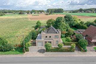 <p>Deze landelijk gelegen, volledig gerenoveerde alleenstaande en ruime eengezinswoning op 12a46ca combineert een aangename woonomgeving met hedendaags comfort en een bijzonder verzorgde, groene buitenruimte.</p><p></p><p>Aan de voorzijde beschikt de woning over een ruime oprit met parkeergelegenheid voor meerdere wagens en een verzorgde voortuin. Via de zijdelingse doorgang bereikt u de volledig omheinde achtertuin.</p><p></p><p>Bij het binnenkomen ontdekt u een inkomhal met apart toilet en een afzonderlijke bureauruimte. Deze sluit aan op de ruime leefruimte met gezellige en sfeervolle gashaard, een aangename eetplaats en een open, volledig ingerichte keuken met kwaliteitstoestellen van Siemens en Bosch. De leefruimte geniet van een mooie lichtinval en biedt rechtstreeks contact met het ruime, deels overdekte terras en de charmante tuin.</p><p></p><p>De recente terrasoverkapping is uitgerust met screens en daklamellen, waardoor u hier in alle comfort van de buitenruimte kunt genieten. De prachtig aangelegde tuin beschikt over waardevolle bomen en planten en biedt, samen met het zwembad, een maximale privacy met geen tot nauwelijks inkijk. Het zwembad werd gerenoveerd in 2025 en is volledig omheind, waardoor het ook een veilige omgeving vormt voor kinderen en huisdieren. Daarnaast beschikt de tuin over een poolhouse en voldoende speelruimte voor de kinderen.</p><p></p><p>Op het gelijkvloers bevinden zich verder een praktische berging met inbouwkasten, een wasplaats met douche en wastafel en een grote garage met automatische poort, geschikt voor twee wagens. De ruime kelder biedt bijkomende bergruimte.</p><p>Op de eerste verdieping vindt u een nachthal, een apart toilet, vier ruime slaapkamers en een comfortabele badkamer met ligbad en inloopdouche. De master bedroom beschikt over maatkasten. Daarnaast is er een praktische berging met infraroodcabine. Een grote gemansardeerde zolder biedt eveneens extra bergruimte.</p><p></p><p>De woning werd grondig gerenoveerd en beschikt vandaag over een <strong>energiezuinig EPC met label B (155 kWh/m²/jaar)</strong>. De 18 zonnepanelen met omvormer dragen verder bij aan een energiezuinig wooncomfort.</p>