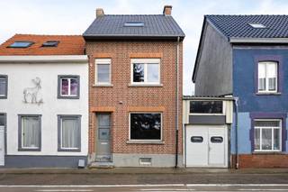 <h2><strong>Cocoonen te Kumtich: instapklaar wonen met 3 slaapkamers en gezellige tuin</strong></h2><p>Niets is wat het lijkt, en dat geldt ook voor deze woonst. Want achter deze compacte gevel ontvouwt zich namelijk heel wat ruimte: twee etages én – dankzij de aanbouw aan de achterzijde – een open zicht naar de tuin. Kom binnen, en trek naar buiten.</p><p>Via de inkomhal begeef je jezelf naar de leefruimte. Hier zorgt de gezellige zithoek met inbouwhaard steevast voor sfeer en gezelligheid. De ruimte loopt vloeiend door naar de eetplaats én aanbouw waarin een ruime, moderne keuken je opwacht. Het kook- alsook spoeleiland vormt het hart van de kamer, ideaal voor wie graag culinair verwent of gasten ontvangt. </p><p>Verder voelt het gelijkvloers verbonden en open: de glazen deur tussen inkom en keuken laat de moderne, tijdloze tegelvloer mooi doorlopen, en dankzij het grote raam achteraan kan je zo je tuin inlopen. Vervolgens glijdt de dag van je af in de bijzonder ruime badkamer, inclusief dubbele wastafel, inloopdouche en ligbad. Ontwaken doe je in één van de drie slaapkamers, waarvan zich onder het dak de grootste bevindt. Bovendien met aangename lichtinval dankzij de Velux ramen aan weerszijden. Ideaal als master bedroom, bureau of hobbyruimte. </p><p>En buiten wacht je nog heel wat extra ruimte. Het terras sluit mooi aan op de woning en biedt voldoende plaats om te spelen of te tafelen. De tuin zelf is gezellig, groen en volledig omheind. Op deze plek komt elke dag gegarandeerd gemoedelijk tot z’n eind. Het bijgebouw zorgt daarenboven voor extra bergruimte waardoor je tafels, stoelen en tuingereedschap makkelijk stockeert. </p><p>En ook technisch zit het helemaal goed: het plat dak, hellend dak en de achtergevel van de aanbouw werden recent vernieuwd, het buitenschrijnwerk is uitgevoerd in PVC met hoogrendementsbeglazing en de elektriciteit is conform. Bovendien is er geen renovatieverplichting, wat zorgt voor een zorgeloze start.</p><p>Tot slot combineert de ligging in Kumtich rust met bereikbaarheid. Zo kan parkeren eenvoudig voor de deur en is de verbinding naar Leuven en Tienen vlot. Kortom: een ideale woning voor iedereen die modern en comfortabel wenst te wonen zonder grote werken. Graag zelf ervaren? Geef Jes dan snel een seintje.</p><figure><div></div></figure>