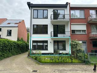 <strong>Volledig gerenoveerd (2024) gelijkvloers appartement op wandelafstand van het centrum van Brasschaat!<br /><br /><span>Indeling:</span><br /></strong>- Een inkomhal met ingemaakte kasten, gastentoilet met handenwasser.<br />- Openleefruimte met aansluitend een leef-keuken op beige tegels volledig geïnstalleerd (merk toestellen: AEG: Inductie kookvuur met ingebouwd afzuiging, combi-oven, vaatwasser, ijskast ...) <br />- Aan de achterzijde bevinden er zich twee slaapkamers, waarvan één met toegang naar het tuintje (ca. 9m²).<br />- Een badkamer met inloopdouche, wastafel en verwarming/handdoek droger.<br />- Aparte berging met aansluiting voor de wasmachine en droger. <br /><br />- Garagebox met een poort, inbegrepen in de huurprijs.<strong><br /><br /><span>Algemeen:</span><br /></strong>- Het volledige gebouw is een totaal renovatie ondergaan in 2024 en van alle gemakken voorzien. <br />- Zeer gunstige EPC (A);<br />- 6 Privatieve zonnepanelen aanwezig;<br />- Individuele meters (verwarming op gas);<br />- Klein gebouw met lage algemene kosten, zijnde een provisie van 20 euro per maand (Poets voor de gemene delen, elektriciteit en water voor de gemeenschap);<br />- Het volledige appartement is voorzien van 3-dubbele beglazing;<strong><br /><br />* het appartement is geschikt voor max 3 personen.<br />* Beschikbaar: september</strong>