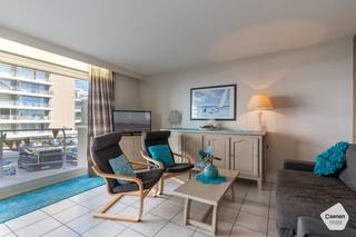 Deze ruime, gezellige studio met binnenslaapkamer bevindt zich in de zeer gegeerde residentie 'Duinenveld' te Nieuwpoort-bad.<br />Vanop het ruime terras heeft u een <strong>mooi zicht </strong>over de Franslaan.<br /><br />Door zijn <strong>uitstekende</strong> <strong>ligging</strong> zijn de winkelstraat en de Zeedijk <strong>op wandelafstand</strong> bereikbaar.<br /><br />De indeling is als volgt:
<ul>
	<li>Inkomhal;</li>
	<li>Gezellige, <strong>brede leefruimte</strong> met grote raampartijen die zorgen voor<strong> veel lichtinval</strong>;</li>
	<li>Open, volledig ingerichte keuken;</li>
	<li><strong>Ruim terras met namiddagzon</strong>;</li>
	<li>Aparte slaapkamer met dubbel bed en veel kastruimte;</li>
	<li>Badkamer met ligbad voorzien van vast douchescherm;</li>
	<li>Apart toilet;</li>
</ul>
Extra troeven:

<ul>
	<li><strong>Gunstig EPC - label B</strong>;</li>
	<li>Gemeenschappelijke fietsenberging;</li>
	<li><strong>Vloerverwarming</strong>;</li>
</ul>
Benieuwd? Aarzel niet en contacteer ons voor een plaatsbezoek!