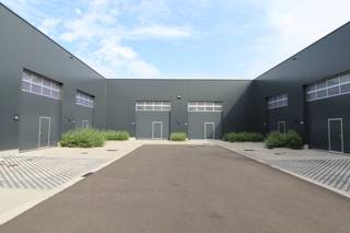 Nieuwbouw loods van 132,71 m² te huur langs de Schaapbruggestraat te Roeselare.<br />Opgebouwd uit staalstructuur met beton onder element en sandwichpanelen + steeldeck
<ul>
<li>Sectionale poort met deur en glassectie </li>
<li>Vrije hoogte van 6m </li>
<li>Toegangssysteem met smartphone</li>
<li>Drijfkracht 400V+N</li>
<li>Ledverlichting </li>
<li>Brandklasse C</li>
<li>1 Parkeerplaats inbegrepen</li>
</ul>
Huurprijs is € 597,20 / per maand (Ex. btw).<br />Prijs inclusief gemeenschappelijke kosten<br /><br />De loods is onmiddellijk beschikbaar. <br />Neem vrijblijvend contact op voor meer informatie.