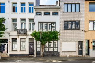 Op zoek naar een instapklare woning met karakter, sfeer en een kwalitatieve afwerking? Dan zal deze charmante stadswoning u meteen weten te bekoren.<br /><br />Via de inkomhal betreedt u de woning en komt u rechtstreeks in de gezellige eetkamer. Vooraan bevindt zich de volledig uitgeruste keuken met natuurstenen werkblad en kwalitatieve toestellen. Rechts sluit de sfeervolle woonkamer naadloos aan op de eetkamer, waardoor een aangename en open leefruimte ontstaat. De parketvloer, gashaard en grote raampartijen zorgen voor een warme uitstraling. Via het schuifraam heeft u rechtstreeks toegang tot het terras en de gezellige stadstuin, een heerlijke plek om in alle rust te genieten.<br /><br />Op de eerste verdieping geeft de nachthal toegang tot een eerste slaapkamer met prachtige breedplank parketvloer. Verder bereikt u via de nachthal de dressing met parketvloer, die aansluit op de tweede slaapkamer, eveneens afgewerkt met een parketvloer en voorzien van airconditioning. Achter een schuifdeur bevindt zich de stijlvolle badkamer met regendouche, kwaliteitsvol sanitair van Villeroy &amp; Boch en praktische ingemaakte kasten.<br /><br />Een extra troef is de ruime afgewerkte zolderverdieping. Deze biedt voldoende ruimte om eenvoudig twee bijkomende slaapkamers te creëren, ideaal voor een groter gezin, een hobbyruimte of een thuiskantoor.<br /><br />Verder beschikt de woning over een kelder, een terras in blauwe hardsteen en een onderhoudsvriendelijke stadstuin met wateraansluiting en tuinverlichting.<br />Dankzij de kwalitatieve afwerking, het gebruik van duurzame materialen en de gunstige ligging nabij winkels, scholen en openbaar vervoer, vormt deze woning een ideale thuis voor wie op zoek is naar comfort en gezelligheid.<br /><br />pluspunten:<br /><br />- Instapklare woning<br />- 3 slaapkamers + dressing<br />- Mogelijkheid tot 2 slaapkamers op zolder<br />- Gezellige stadstuin met terras<br />- Kwalitatieve afwerking en materialen<br /><br />Interesse in deze instapklare woning? Contacteer ons via 03 337 50 70 of info@vbvastgoed.be voor meer info of een afspraak.