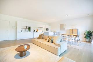 <p><span><strong>VILVOORDE</strong></span> - Dit appartement met 3 slaapkamers ligt in de fase Waterzicht en biedt royale volumes en een ideale indeling voor een gezinsleven. Het maakt deel uit van het grootschalige project 4 Fonteinen en ligt in een rustige, groene en autovrije omgeving, maar toch dicht bij Brussel.</p>
<p>De ruime woonkamer met open keuken vormt een gezellige leefruimte, die wordt verlengd door een privéterras met uitzicht op het water of de gemeenschappelijke tuinen. De drie slaapkamers bieden comfort en privacy, allemaal met duurzame materialen en een eigentijdse afwerking.</p>
<p>De woning is uitgerust met vloerverwarming, dubbele ventilatie en uitstekende isolatie, wat het hele jaar door optimaal comfort garandeert.</p>
<p>Afhankelijk van de mogelijke keuzes, wordt het appartement opgeleverd of kunt u het personaliseren door uw afwerking te kiezen. Het wordt verkocht met de mogelijkheid om te profiteren van 6% btw. Dit appartement met 3 slaapkamers is een zeldzame kans om u te vestigen in een wijk in volle ontwikkeling, die levenskwaliteit en uitstekende bereikbaarheid combineert.</p>
<p>De oppervlakten zijn indicatief. Neem contact met ons op voor meer informatie.</p>