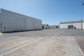 !! korte termijnhuur mogelijk !! Vlot bereikbaar magazijn met een oppervlakte van 2.100 m² te huur.De loods met een vrije hoogte tussen 3,2 m (onder...