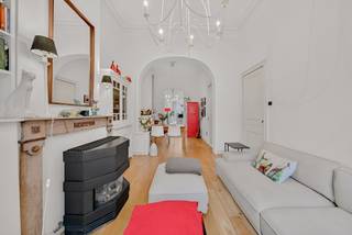 Dit karaktervolle herenhuis aan Nieuwland 56 in Gent combineert authentieke charme met aangenaam wooncomfort en een bijzonder ruime bewoonbare oppervlakte. De woning dateert uit 1902 en biedt 207 m² bewoonbare oppervlakte op een perceel van 103 m². In 2008 werd de keuken uitgebreid met een uitbouw, wat zorgt voor extra ruimte en een aangename verbinding met de buitenomgeving.<br /><br />De woning strekt zich uit over vier verdiepingen en beschikt over aangename leefruimtes, vier slaapkamers en een badkamer. Authentieke elementen benadrukken het oorspronkelijke karakter van het herenhuis en geven de woning haar herkenbare uitstraling. Dankzij het EPC-label C geniet de woning bovendien van een gunstige energieprestatie.<br /><br />Ook buiten biedt deze eigendom een mooie meerwaarde. De oostgerichte tuin van 26 m² vormt een aangename plek om de dag te starten, terwijl het westgerichte terras van 8,5 m² ideaal is om later op de dag van de zon te genieten.<br /><br />De ligging aan Nieuwland is bijzonder centraal, op korte afstand van het historische centrum van Gent, winkels, horeca en openbaar vervoer.<br /><br />Benieuwd naar dit karaktervolle herenhuis te koop in Gent? Vraag je bezoek aan via Immo Francois, actief in Gent en ruime omgeving.<br /><br />Denk je eraan om je woning in Gent te verkopen? Neem vrijblijvend contact op met Jamiro De Clerck van Immo Francois, Vogelmarkt 49 in Gent, voor een gratis schatting via jamiro@immofrancois.be.<br /><br />