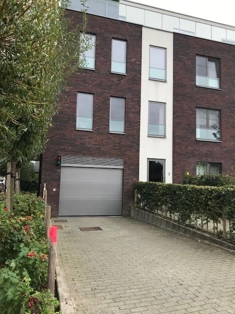 Autostaanplaats te huur (n° 33) in een recent gebouw. Onmiddellijk beschikbaar.
