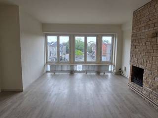 <p><span>VOLLEDIG GERENOVEERD, KWALITATIEF EN LUMINEUS APPARTEMENT 92M² MET 2 SLAAPKAMERS EN GROOT TERRAS 17M²</span></p><p><span>2de verdieping met lift - ligging in een kleinschalige residentie in centrum met zicht op plein met vlotte bereikbaarheid via A12, N16, N17 en E19</span></p><p><span> </span></p><p><span>Hal met individuele berging / inkomhal / wc / living met eetplaats (30m²) / ruime ingerichte keuken (9m²) / nachthal / 2 slaapkamers (14m²; 4,2 x 2,5m) met toegang tot groot terras 17m² (met berging) / badkamer met wastafel en douche / berging met stookplaats.</span></p><p><span> </span></p><p><span>Individuele kelderberging (3,6 x 1,5m).</span></p><p><span> </span></p><p><span>Appartement is voorzien van CV op gas, een warmtepomp lucht-lucht (airco) in de hoofdslaapkamer, 8 zonnepanelen, een thuisbatterij (5Kwh) en rolluiken aan ramen achterzijde gebouw.</span></p><p><span> </span></p><p><span>Lasten: € 15 / maand.</span></p><p><span> </span></p><p><span>Appartement is bewoonbaar door maximaal 3 personen.</span></p><p><span> </span></p><p><span> </span></p>