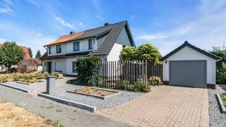 Welkom op de Nielerlaan 77 in As.<br /><br />Bent u op zoek naar een ruime woning op een rustige en aangename locatie in As?<br />Bent u op zoek naar een woning met mogelijkheden die u volledig naar eigen smaak kunt inrichten?<br />Dan is deze woning zeker een bezoek waard!<br /><br />Deze woning werd gebouwd in 1956 en onderging in 1995 een grote renovatie van het interieur.<br />Doorheen de jaren werd deze woning deftig onderhouden.<br />De woning is gelegen op een mooi perceel van 6a 46ca.<br /><br />Troeven:<br />✔ 3 slaapkamers<br />✔ EPC-label C (286 kWh / m²)<br />✔ Verwarming op aardgas (nieuwe doorstromer van 2017)<br />✔ Ramen - dubbel beglazing<br />✔ Ruime woning met verschillende mogelijkheden<br />✔ Gelegen in een aangename omgeving in As<br />✔ Volledig omheinde tuin<br />✔ ...<br /><br />Benieuwd naar de videoreportage?<br />👉 https://player.vimeo.com/video/1217920878<br /><br />Indeling: <br /><br />Kelder<br /><br />Gelijkvloers:
<ul>
<li>Inkomhal</li>
<li>Eetkamer</li>
<li>Woonkamer</li>
<li>Keuken </li>
<li>Berging</li>
</ul>
Verdiep 1:
<ul>
<li>Nachthal </li>
<li>Badkamer</li>
<li>3 slaapkamers</li>
</ul>
Tuin:
<ul>
<li>Veranda</li>
<li>Tuinhuis</li>
<li>Garage</li>
</ul>
Deze woning biedt dankzij de ruime indeling en het mooie perceel heel wat mogelijkheden.<br />Met wat aanpassingen naar eigen wens kunt u hier een aangename gezinswoning creëren, volledig naar eigen smaak en wensen.<br /><br />Documenten:<br />Het grondplan, het EPC-verslag, het asbestattest, de elektrische keuring kan u eenvoudig downloaden in bijlage.<br /><br />Interesse in een bezichtiging?<br />Bel ons via 089 391 555 of mail naar info@frerevastgoed.be.<br /><br />*Opmetingen van de binnenmaten zijn indicatief en kunnen licht afwijken.